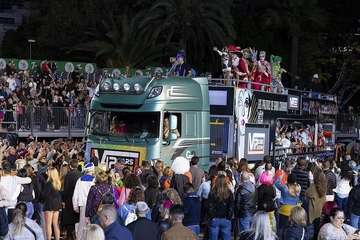  Telde disfruta con el pasacalle de los protagonistas del Carnaval de 'Studio 54'/Lpacarnaval.